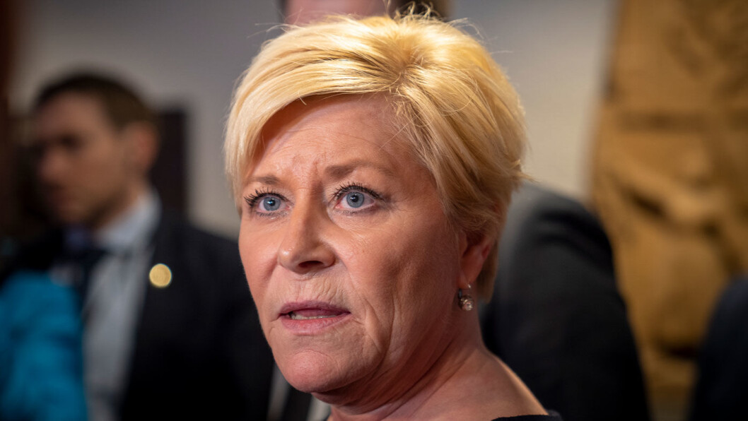 MINDRE I KASSA: Frp-leder Siv Jensen får det som hun vil når lavere avgifter gir 500 millioner mindre i statskassa fra salget av bensin- og diesel. Men finansminister Siv Jensen må da finne inndekning fra annet hold. Foto: Heiko Junge, NTB / scanpix MINDRE I KASSA: Frp-leder Siv Jensen får det som hun vil når lavere avgifter gir 500 millioner mindre i statskassa fra salget av bensin- og diesel. Men finansminister Siv Jensen må da finne inndekning fra annet hold. Foto: Heiko Junge, NTB / scanpix