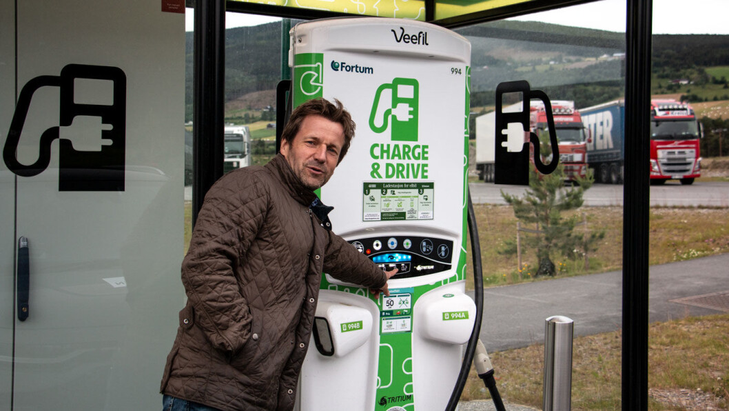 SJEKK PRISEN: Når du lader elbilen betaler du ikke for hver kilowattime (kWt) du får, men for tiden du står ved laderen. Og når ladeeffekten går ned, så går tidsbruken og kostnaden opp. Foto: Peter Raaum SJEKK PRISEN: Når du lader elbilen betaler du ikke for hver kilowattime (kWt) du får, men for tiden du står ved laderen. Og når ladeeffekten går ned, så går tidsbruken og kostnaden opp. Foto: Peter Raaum