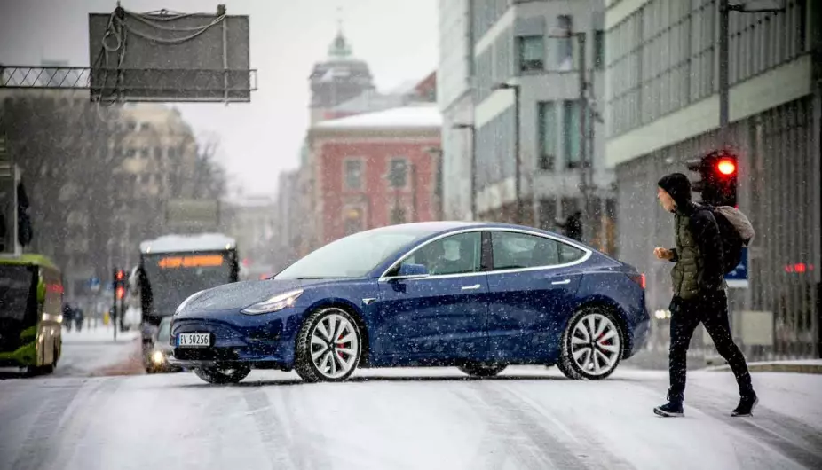 AKKLIMATISERT: Tesla Model 3 har stabilisert seg på det norske markedet, og tiltrekker seg nå også mer konservative kunder som foretrekker butikker.