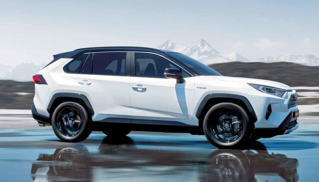 <span class=" font-weight-bold" data-lab-font_weight_desktop="font-weight-bold">TRYGT VALG: </span>Toyota RAV4 har kvaliteter som vi nordmenn gjerne vil ha – selv i konkurranse med elektrifiserte biler klarer den seg godt. <span class=" font-weight-bold" data-lab-font_weight_desktop="font-weight-bold">TRYGT VALG: </span>Toyota RAV4 har kvaliteter som vi nordmenn gjerne vil ha – selv i konkurranse med elektrifiserte biler klarer den seg godt.