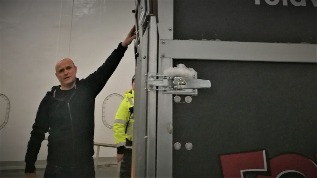 IRRITERT: Sigmund Foldvik ser på skadene umiddelbart etterpå. Først etter nesten to år får han og kona skadeoppgjør. Foto: Privat IRRITERT: Sigmund Foldvik ser på skadene umiddelbart etterpå. Først etter nesten to år får han og kona skadeoppgjør. Foto: Privat