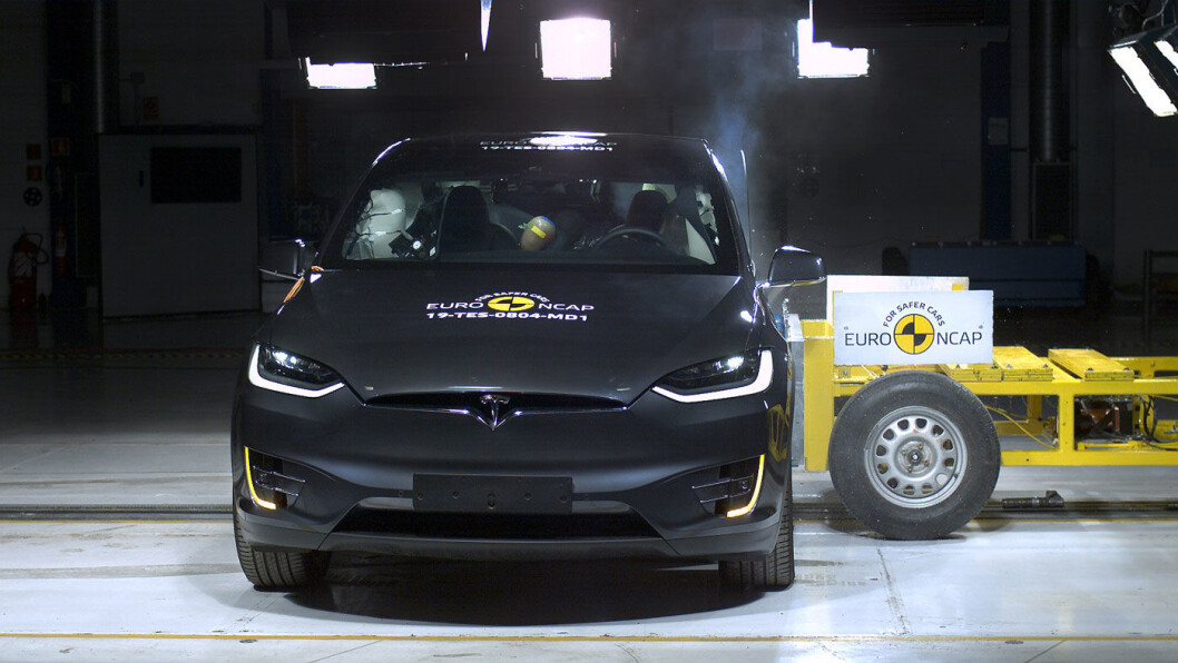TESTVINNER: Model X scoret 16 av 16 mulige poeng i sidekrasjtesten, der bilene treffes i siden med en mobil gjenstand i en fart på 50 km/t. Foto: Euro NCAP TESTVINNER: Model X scoret 16 av 16 mulige poeng i sidekrasjtesten, der bilene treffes i siden med en mobil gjenstand i en fart på 50 km/t. Foto: Euro NCAP