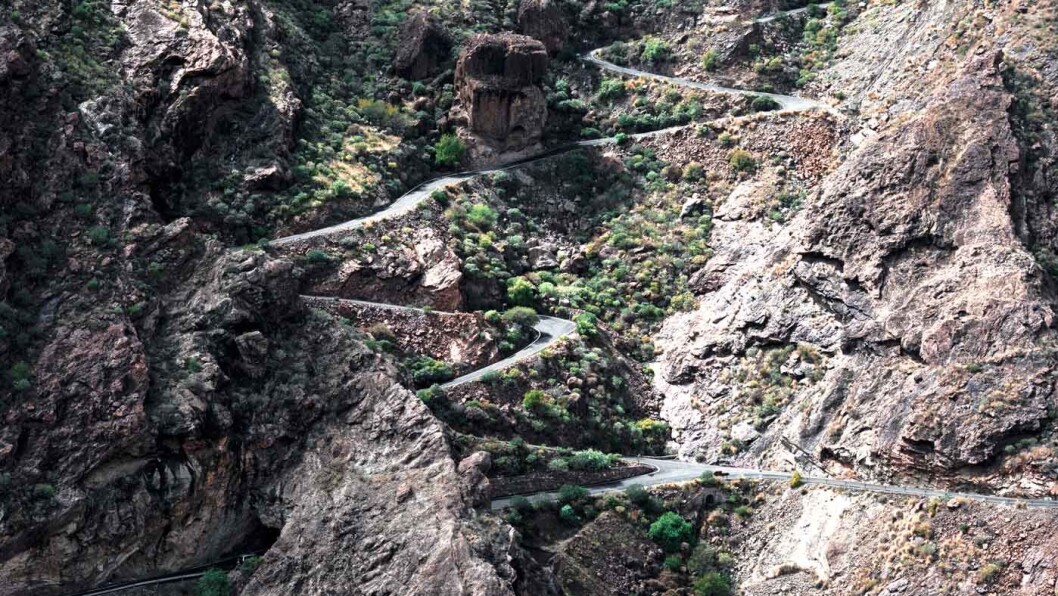 TROLLSTIGEN: Veiene slynger seg i krappe kurver og gjennom små landsbyer langs vestkysten av Gran Canaria. Veistandarden er generelt god, men enkelte strekninger er smale og bratte. Foto: Tom Keighley/Unsplash TROLLSTIGEN: Veiene slynger seg i krappe kurver og gjennom små landsbyer langs vestkysten av Gran Canaria. Veistandarden er generelt god, men enkelte strekninger er smale og bratte. Foto: Tom Keighley/Unsplash
