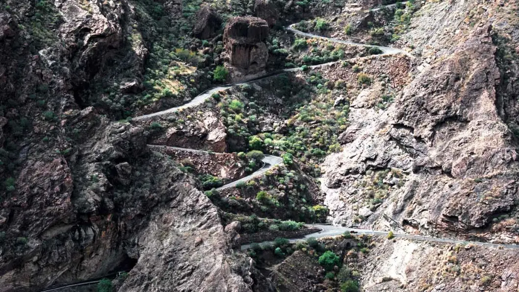 TROLLSTIGEN: Veiene slynger seg i krappe kurver og gjennom små landsbyer langs vestkysten av Gran Canaria. Veistandarden er generelt god, men enkelte strekninger er smale og bratte. Foto: Tom Keighley/Unsplash TROLLSTIGEN: Veiene slynger seg i krappe kurver og gjennom små landsbyer langs vestkysten av Gran Canaria. Veistandarden er generelt god, men enkelte strekninger er smale og bratte. Foto: Tom Keighley/Unsplash