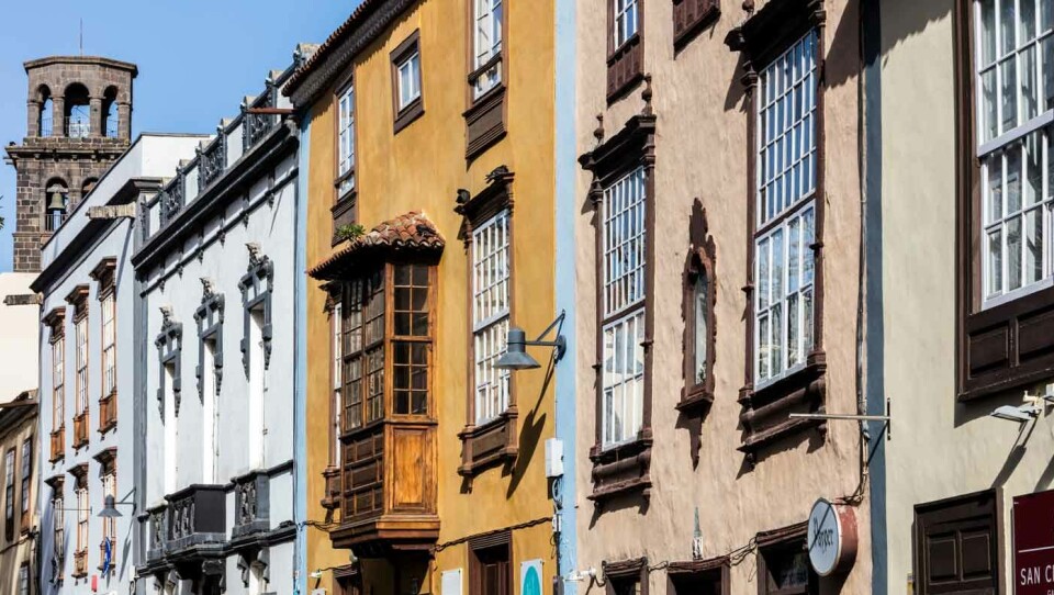 MALERISK: Arkitekturen har sitt helt spesielle særpreg. Foto: Spanias turistkontor