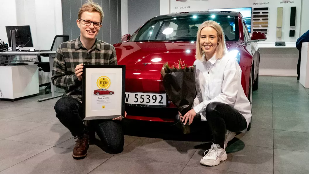 GLADE: Nora Wisløff Egenæs og Even Sandvold Roland i Tesla Norge med hovedrolleinnehaveren – og synlig bevis på seier i vår kåring «Årets beste bilkjøp».
