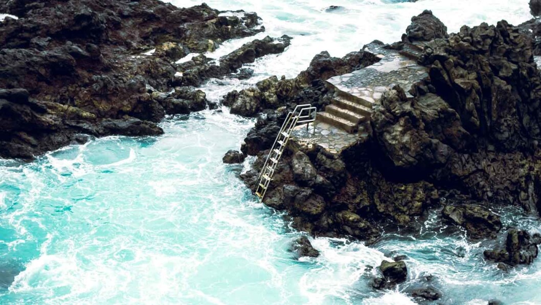 SJØBAD: I Puerto de la Cruz er det mulig å ta seg en dukkert mellom klippene. Foto: David Dvoracek/Unsplash SJØBAD: I Puerto de la Cruz er det mulig å ta seg en dukkert mellom klippene. Foto: David Dvoracek/Unsplash