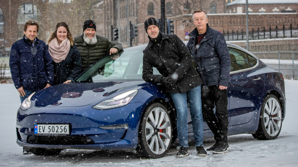 EKSPERT: For to år siden var Tommy Wahlstrøm (i midten med skjegg) med på å kåre Tesla Model 3 til Årets beste bilkjøp sammen med oss i Motor og NAF.