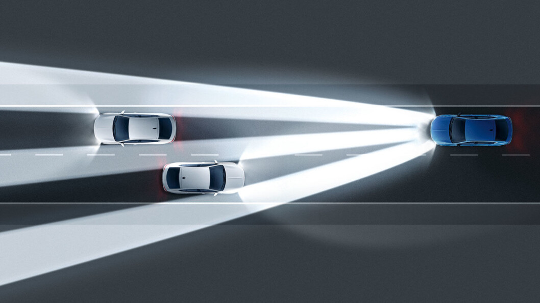 BLI LYS: De nye IntelliLux-lysene øker antallet LED-elementer fra 32 til 168. Lyset justeres sømløst på millisekunder ved hjelp av to separate kontrollenheter. Resultatet er at et større område enn tidligere blir opplyst, og maskeringen av møtende kjøretøy blir enda mer presis, hevder Opel. BLI LYS: De nye IntelliLux-lysene øker antallet LED-elementer fra 32 til 168. Lyset justeres sømløst på millisekunder ved hjelp av to separate kontrollenheter. Resultatet er at et større område enn tidligere blir opplyst, og maskeringen av møtende kjøretøy blir enda mer presis, hevder Opel.