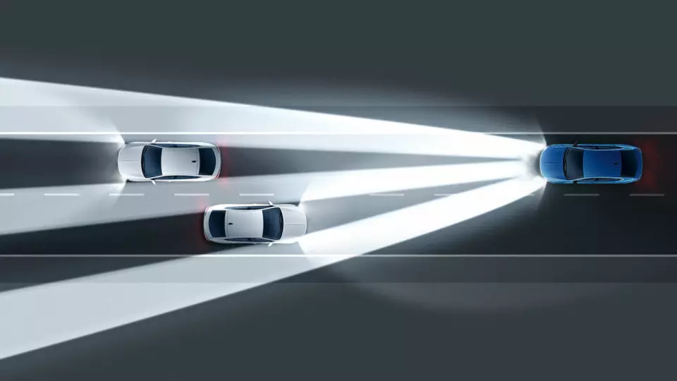 BLI LYS: De nye IntelliLux-lysene øker antallet LED-elementer fra 32 til 168. Lyset justeres sømløst på millisekunder ved hjelp av to separate kontrollenheter. Resultatet er at et større område enn tidligere blir opplyst, og maskeringen av møtende kjøretøy blir enda mer presis, hevder Opel.