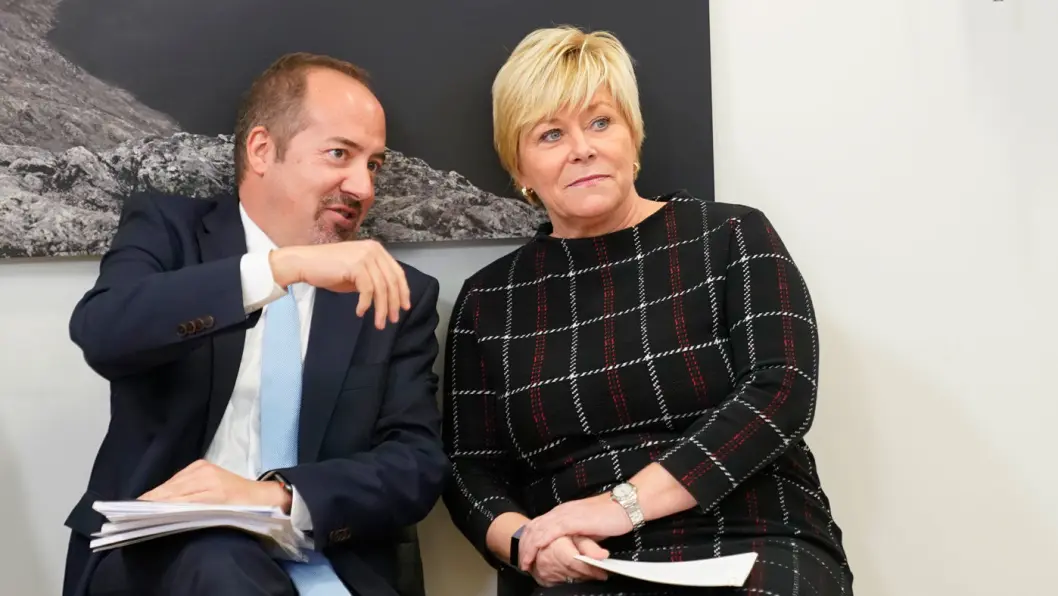 FÅR ADVARSEL: Finansminister Siv Jensen bør revidere subsidiene som kommer elbilkjøperne tilgode, mener OECDs sjef for landstudier, Alvaro Pereira. Foto: Heiko Junge, NTB scanpix FÅR ADVARSEL: Finansminister Siv Jensen bør revidere subsidiene som kommer elbilkjøperne tilgode, mener OECDs sjef for landstudier, Alvaro Pereira. Foto: Heiko Junge, NTB scanpix