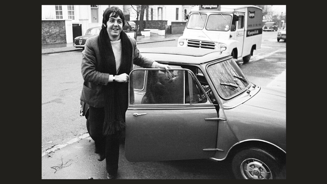 YESTERDAY: Paul McCartney kjørte Mini i 1967. YESTERDAY: Paul McCartney kjørte Mini i 1967.