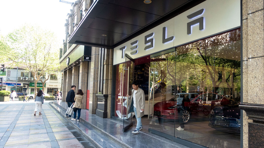 NØLER I DØRA: Elbilsalget dabber av i Kina, selv om Model 3-produksjonen kan få fart på salget i denne Tesla-butikken i Shanghai. Foto: Peter Raaum NØLER I DØRA: Elbilsalget dabber av i Kina, selv om Model 3-produksjonen kan få fart på salget i denne Tesla-butikken i Shanghai. Foto: Peter Raaum