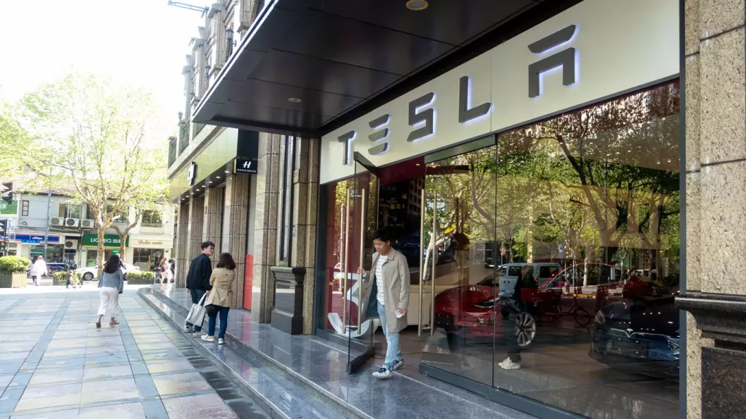 NØLER I DØRA: Elbilsalget dabber av i Kina, selv om Model 3-produksjonen kan få fart på salget i denne Tesla-butikken i Shanghai. Foto: Peter Raaum