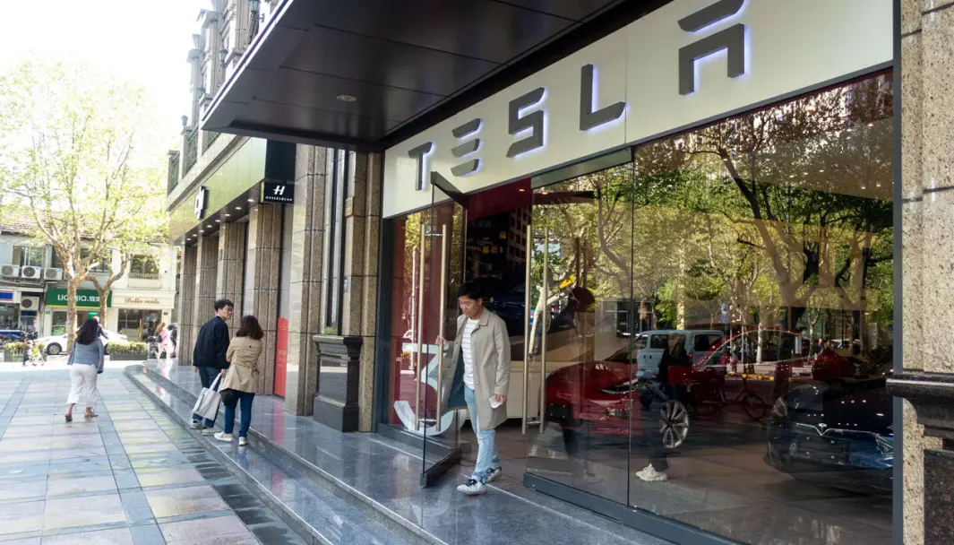 BETAL SELV: Kinesiske myndigheter vil redusere elbil-insentivene for kinesiske bilkjøpere, her fra en Tesla-butikk i Shanghai. BETAL SELV: Kinesiske myndigheter vil redusere elbil-insentivene for kinesiske bilkjøpere, her fra en Tesla-butikk i Shanghai.