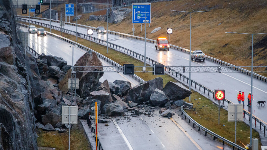 STENGT: E18 ble sperret av steinraset som gikk ved Bommestad i Larvik sent fredag kveld. Veistrekningen er bare to år gammel. Foto: Alexander Vestrum / NTB scanpix STENGT: E18 ble sperret av steinraset som gikk ved Bommestad i Larvik sent fredag kveld. Veistrekningen er bare to år gammel. Foto: Alexander Vestrum / NTB scanpix
