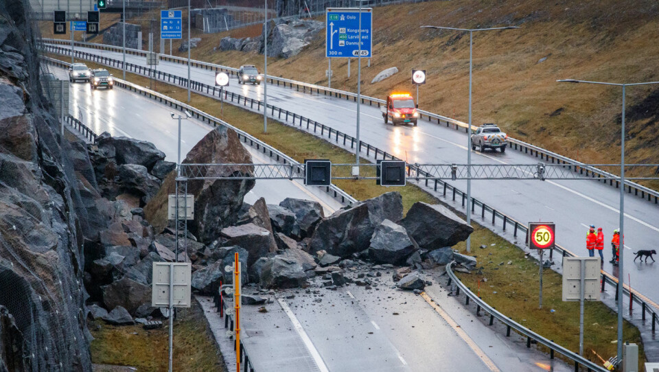 STENGT: E18 ble sperret av steinraset som gikk ved Bommestad i Larvik sent fredag kveld. Veistrekningen er bare to år gammel. Foto: Alexander Vestrum / NTB scanpix