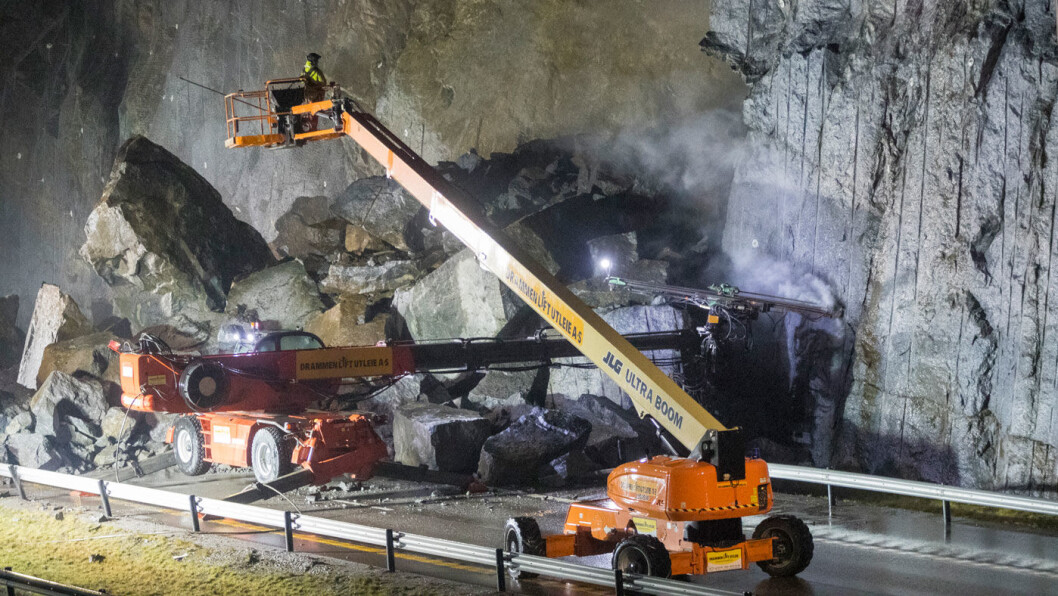RYDDER: Arbeidet med å sikre og rydde rasområdet på E18 ved Bommestad i Larvik fortsatte i helgen. Veien åpnes igjen tidligst mot slutten av neste uke. Foto: Terje Pedersen, NTB / scanpix RYDDER: Arbeidet med å sikre og rydde rasområdet på E18 ved Bommestad i Larvik fortsatte i helgen. Veien åpnes igjen tidligst mot slutten av neste uke. Foto: Terje Pedersen, NTB / scanpix