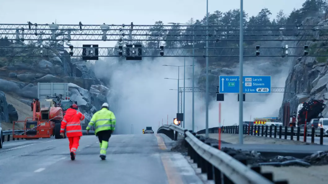 TUSEN BITER: Fjellblokka som sto igjen etter raset ved E18 ved Bommestad i Larvik, ble sprengt tirsdag formiddag. Foto: Terje Bendiksby / NTB scanpix