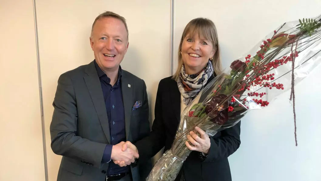 NY LEDELSE: Nye Veiers styreleder Harald V.Nikolaisen gratulerer Anette Aanesland med stillingen som ny adm. direktør i Nye Veier.