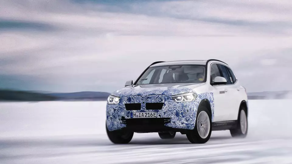 NYE TANKER: BMW sløyfer firehjulsdriften på sin kommende el-SUV iX3. Til gjengjeld skal både vekten og energiforbruket bli svært gunstig. Foto: BMW