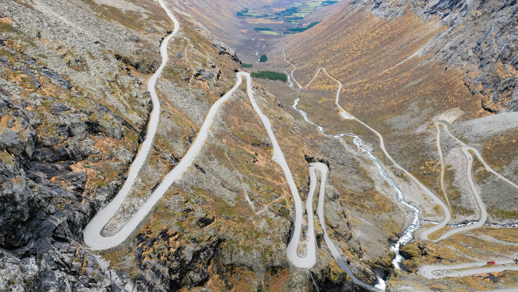 ROLIG TEMPO: Trollstigen i Rauma kommune i Møre og Romsdal. Ny forskning viser at det er færre ulykker på veier med mange krappe svinger. Foto: Fredrik Hagen / NTB scanpix ROLIG TEMPO: Trollstigen i Rauma kommune i Møre og Romsdal. Ny forskning viser at det er færre ulykker på veier med mange krappe svinger. Foto: Fredrik Hagen / NTB scanpix