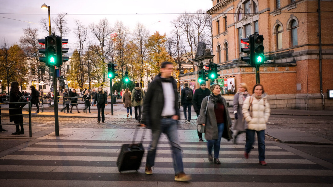 IKKE ALLTID FØRSTE-PRIORITET: Busspassasjerer, ikke fotgjengere, står øverst når veimyndighetene prioriterer hvem som skal få grønt først i sentrum av de store byene, som her ved Nationaltheatret i Oslo. Foto: Jon Terje Hellgren Hansen IKKE ALLTID FØRSTE-PRIORITET: Busspassasjerer, ikke fotgjengere, står øverst når veimyndighetene prioriterer hvem som skal få grønt først i sentrum av de store byene, som her ved Nationaltheatret i Oslo. Foto: Jon Terje Hellgren Hansen