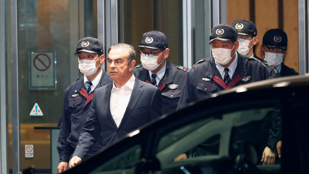 FORLOT JAPAN: Carlos Ghosn på vei ut etter en rettshøring i Tokyo tidligere i år. Foto: AP FORLOT JAPAN: Carlos Ghosn på vei ut etter en rettshøring i Tokyo tidligere i år. Foto: AP