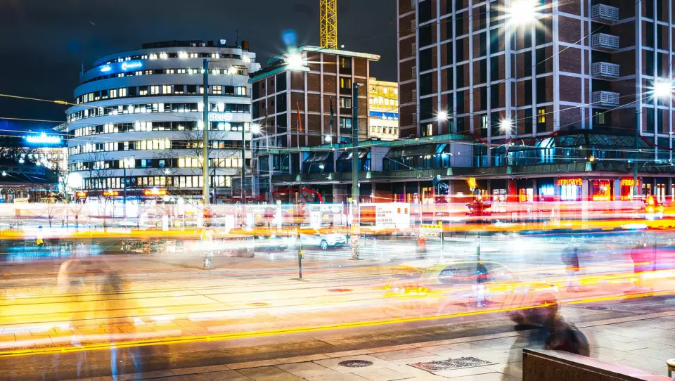 UTFORDRING: – All kunnskap vi samler bekrefter én ting, nemlig at transportutfordringene er i byene. Og jeg tenker på byer i alle størrelser, sier John Lippe i Ford Mobility. Her er et motiv fra Jernbanetoget i Oslo. Foto: Erik Odiin, Unsplash