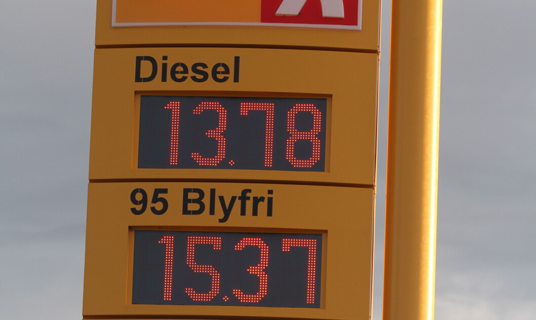 IKKE DYRT: Ser vi på utviklingen i kjøpekrfat fra 1966 til i dag, skulle en liter bensin egentlig koste 24 kroner. Foto: Rune Korsvoll IKKE DYRT: Ser vi på utviklingen i kjøpekrfat fra 1966 til i dag, skulle en liter bensin egentlig koste 24 kroner. Foto: Rune Korsvoll