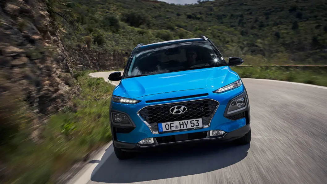 FLERKONARI: Hyundai Kona er svært etterspurt i helelektrisk versjon i Norge. Nå kommer den også i en ikke-ladbar hybridversjon. Foto: Hyundai Motor FLERKONARI: Hyundai Kona er svært etterspurt i helelektrisk versjon i Norge. Nå kommer den også i en ikke-ladbar hybridversjon. Foto: Hyundai Motor