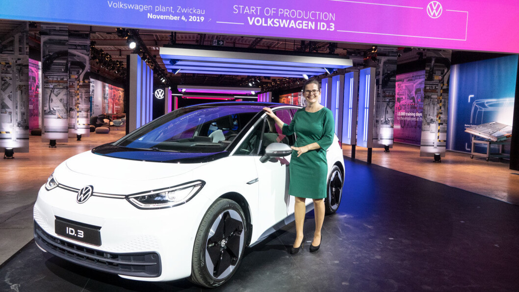 MAKS REKKEVIDDE: – Vi har tre batterinivåer nå på VW ID.3, og flest foretrekker det mellomste (420 km). Men det er viktig at vi kan tilby biler med ordentlig rekkevidde for dem som ønsker det, sier Silke Bagschik, salgs- og markedssjef for VW e-Mobility. Foto: Peter Raaum MAKS REKKEVIDDE: – Vi har tre batterinivåer nå på VW ID.3, og flest foretrekker det mellomste (420 km). Men det er viktig at vi kan tilby biler med ordentlig rekkevidde for dem som ønsker det, sier Silke Bagschik, salgs- og markedssjef for VW e-Mobility. Foto: Peter Raaum