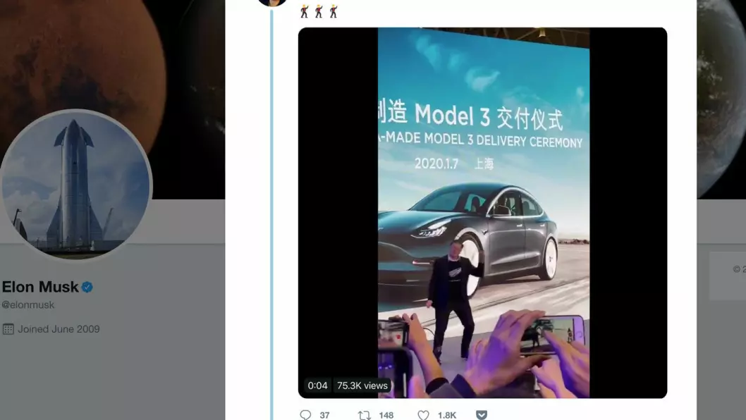BLID PÅ DANSEGULVET: Elon Musk tok seg noen dansesteg på scenen da han åpnet Teslas nye Gigafactory i Shanghai tirsdag. Foto: Skjermdump av video