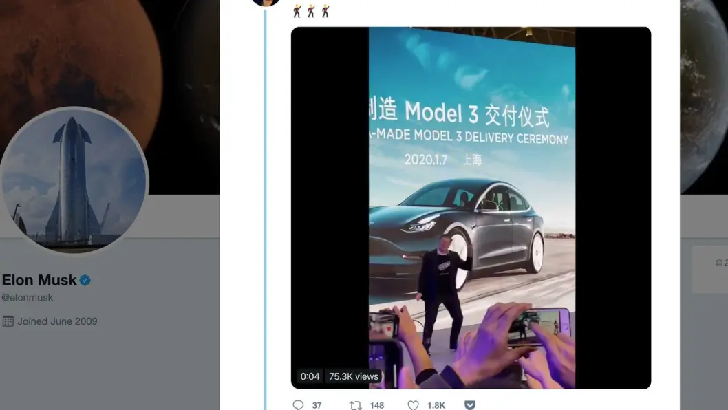 BLID PÅ DANSEGULVET: Elon Musk tok seg noen dansesteg på scenen da han åpnet Teslas nye Gigafactory i Shanghai tirsdag. Foto: Skjermdump av video BLID PÅ DANSEGULVET: Elon Musk tok seg noen dansesteg på scenen da han åpnet Teslas nye Gigafactory i Shanghai tirsdag. Foto: Skjermdump av video
