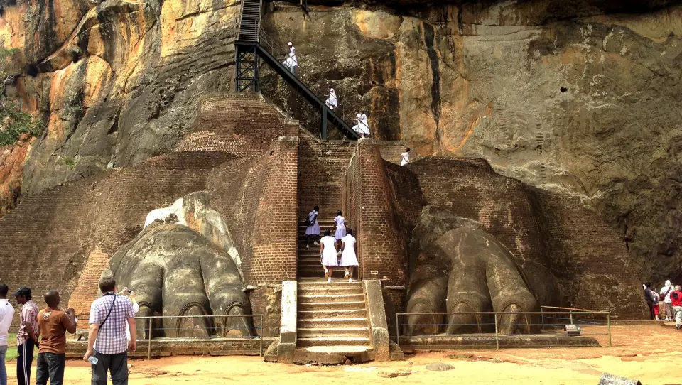 VERDENS ÅTTENDE UNDERVERK: To enorme løveføtter vokter trappene mot toppen av den høye klippen Sigiryia.
