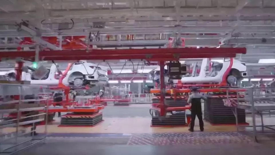 NY GIGASATSING: Den nye kjempefabrikken i Shanghai, der produksjonen av Model 3 startet i november, danner «malen for Teslas fremtidige vekst», i følge Elon Musk. Foto: Skjermdump fra video