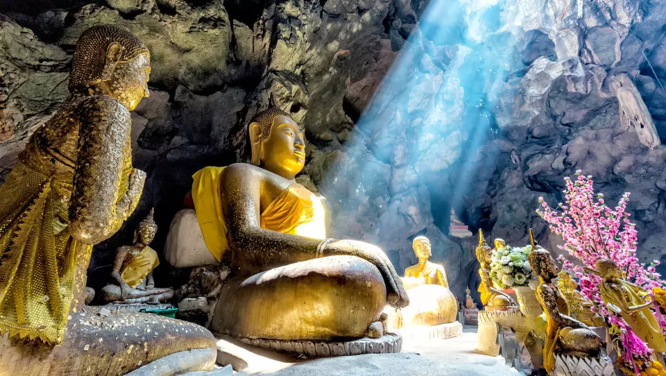 GROTTETEMPELET: I de naturlige grottene i Dambulla står det buddhastatuer i alle størrelser.