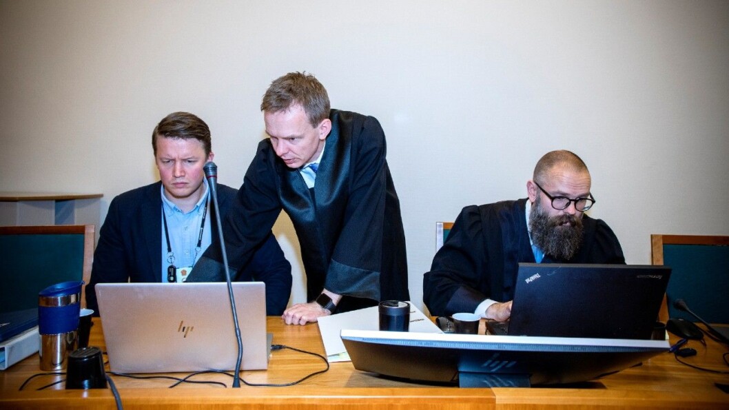 Aktorene Hans Olav Røyr (i midten) og Bernt Olav Bryge (t.h.) griller bruktbilselgeren i retten. Til venstre aktoratets medhjelper Eirik Berg Thorsrud Foto: Tomm W. Christiansen Aktorene Hans Olav Røyr (i midten) og Bernt Olav Bryge (t.h.) griller bruktbilselgeren i retten. Til venstre aktoratets medhjelper Eirik Berg Thorsrud Foto: Tomm W. Christiansen