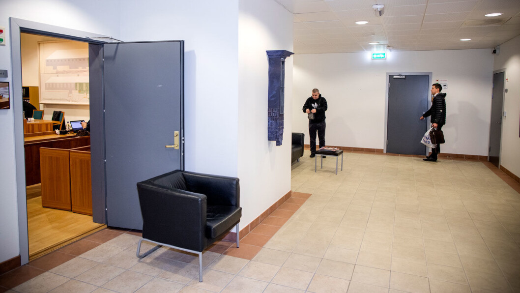 DAGENS DOBBEL: Her er Grimstad-mannens prosessfullmektig, advokat Joakim Boye, på vei inn i rettssalen for å tale sin klients sak. I rettssalen ved siden, hvor døren står åpen, står eieren av Olsen bil tiltalt. Foto: Tomm W. Christiansen DAGENS DOBBEL: Her er Grimstad-mannens prosessfullmektig, advokat Joakim Boye, på vei inn i rettssalen for å tale sin klients sak. I rettssalen ved siden, hvor døren står åpen, står eieren av Olsen bil tiltalt. Foto: Tomm W. Christiansen