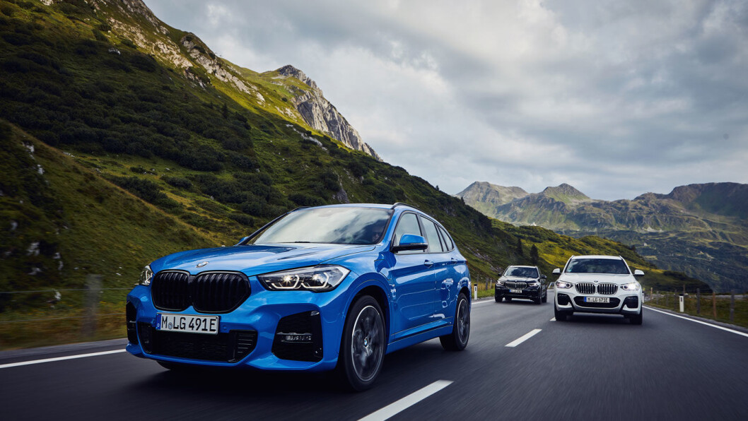NORGES-BMW: X1 har vært en av BMWs bestselgere i Norge i noen år. Som ladbar hybrid til en hyggelig pris, vil den få et nytt og bedre liv – med modellnavnet xDrive 25e. Her med X3 xDrive30e og X5 xDrive45e på hjul. Foto: BMW NORGES-BMW: X1 har vært en av BMWs bestselgere i Norge i noen år. Som ladbar hybrid til en hyggelig pris, vil den få et nytt og bedre liv – med modellnavnet xDrive 25e. Her med X3 xDrive30e og X5 xDrive45e på hjul. Foto: BMW