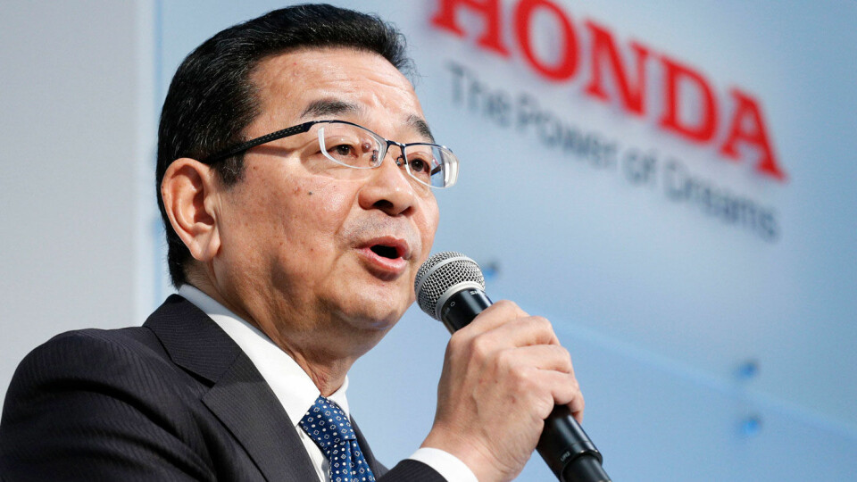 NEPPE FRAMTIDEN: Honda-sjefen Takahiro Hachigo tror ikke på den store globale etterspørselen etter Tesla og biler med tilsvarende batterielektrisk teknologi. Foto: AP