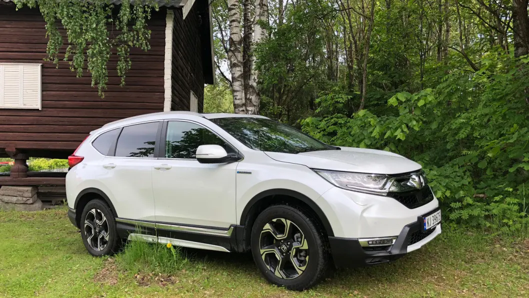HYBRID FRAMTID: Honda CR-V er blitt en gjennomarbeidet og bra hybrid-SUV. Med gunstigere priser her i Norge, ville den vært en farlig konkurrent til bestselgeren Toyota RAV4. HYBRID FRAMTID: Honda CR-V er blitt en gjennomarbeidet og bra hybrid-SUV. Med gunstigere priser her i Norge, ville den vært en farlig konkurrent til bestselgeren Toyota RAV4.