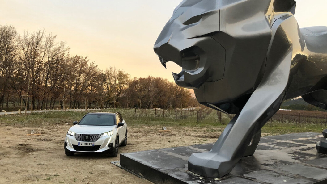BEDRE OG DYRERE: Den elektriske utgaven av Peugeot 2008 løfter merket opp på et nytt nivå. Men bilene blir også dyrere, varsler Peugeot-sjefen. Foto: Øivind A. Monn-Iversen BEDRE OG DYRERE: Den elektriske utgaven av Peugeot 2008 løfter merket opp på et nytt nivå. Men bilene blir også dyrere, varsler Peugeot-sjefen. Foto: Øivind A. Monn-Iversen