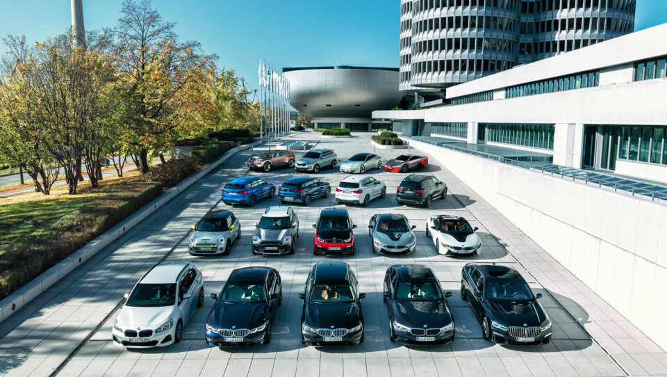 LADEBONANZA: Her ser vi BMW-konsernets ladbare modeller oppstilt på rekke og rad. Produsenten hevder de skal ha 25 elektrifiserte modeller på markedet i 2023. Foto: BMW