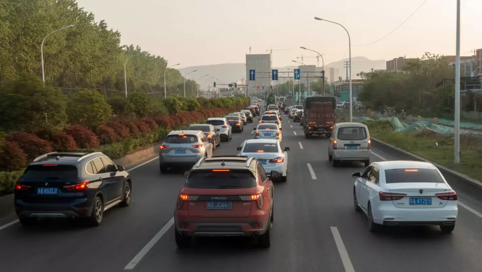 BILSTORMAKT: Biler flest lages i Kina og fyller veiene i ettermiddagstrafikken som her i Nanjing.
