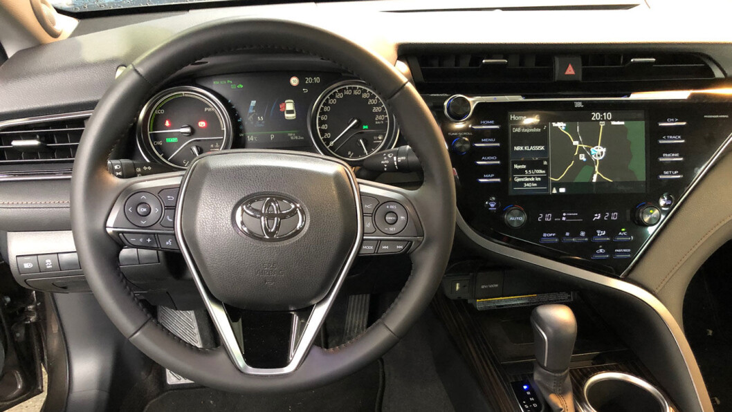 TAXITOPP: Sett deg inn i en ny drosje, og sjansen er stor for at du ser rattet på en Toyota. Toyota Camry kom som ventet tungt inn i taximarkedet i 2019. Totalt ble den landets fjerde på listen over førstegangsregistrerte taxier. Foto: Øivind A. Monn-Iversen TAXITOPP: Sett deg inn i en ny drosje, og sjansen er stor for at du ser rattet på en Toyota. Toyota Camry kom som ventet tungt inn i taximarkedet i 2019. Totalt ble den landets fjerde på listen over førstegangsregistrerte taxier. Foto: Øivind A. Monn-Iversen