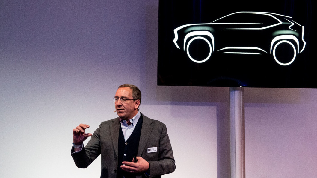 KUN SKISSE: Dette er konturene av det Toyota og programdirektør Andrea Carlucci tror skal bli selskapets neste bestselger, en liten hybrid-SUV med firehjulstrekk. Foto: Peter Raaum KUN SKISSE: Dette er konturene av det Toyota og programdirektør Andrea Carlucci tror skal bli selskapets neste bestselger, en liten hybrid-SUV med firehjulstrekk. Foto: Peter Raaum