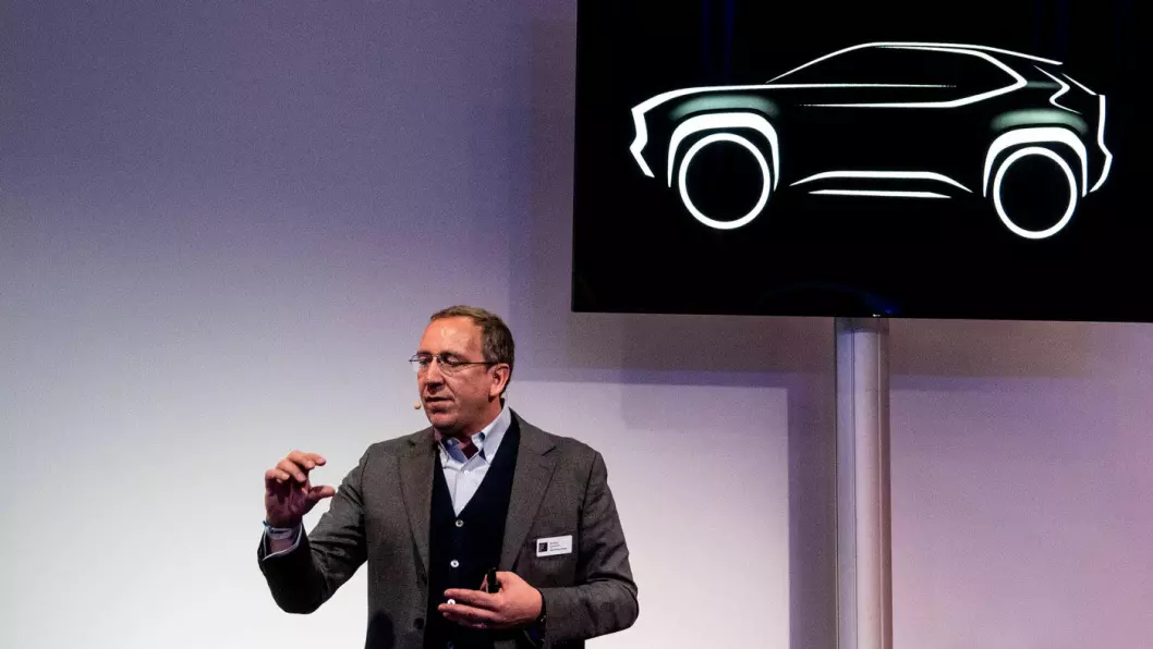 KUN SKISSE: Dette er konturene av det Toyota og programdirektør Andrea Carlucci tror skal bli selskapets neste bestselger, en liten hybrid-SUV med firehjulstrekk. Foto: Peter Raaum