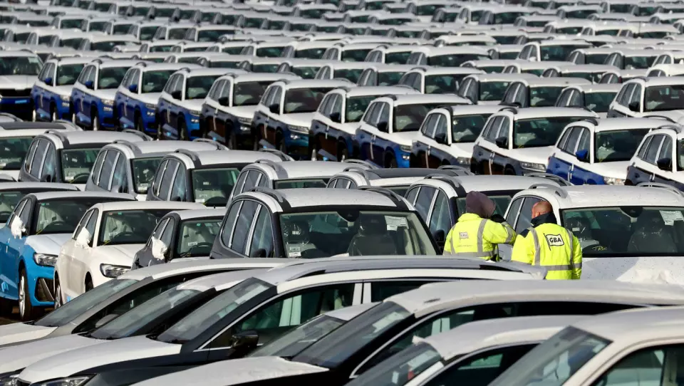 KLARE FOR SALG: Nybilsalget i EU økte for sjette år på rad i 2019. Her tusenvis av biler på en lagringsplass ved byen Sheerness, sørøst i England. Foto: Gareth Fuller / PA via AP / NTB scanpix