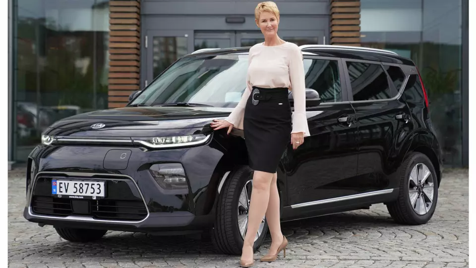 ENDELIG: Kia e-Soul har meget solid rekkevidde og bilen har fått mange reservasjoner i Norge. Nå ser det omsider ut til at fabrikken også skal klare å levere bilene til de mange kundene som venter på leveransene fra Kia Norge-sjef Irene Solstad.